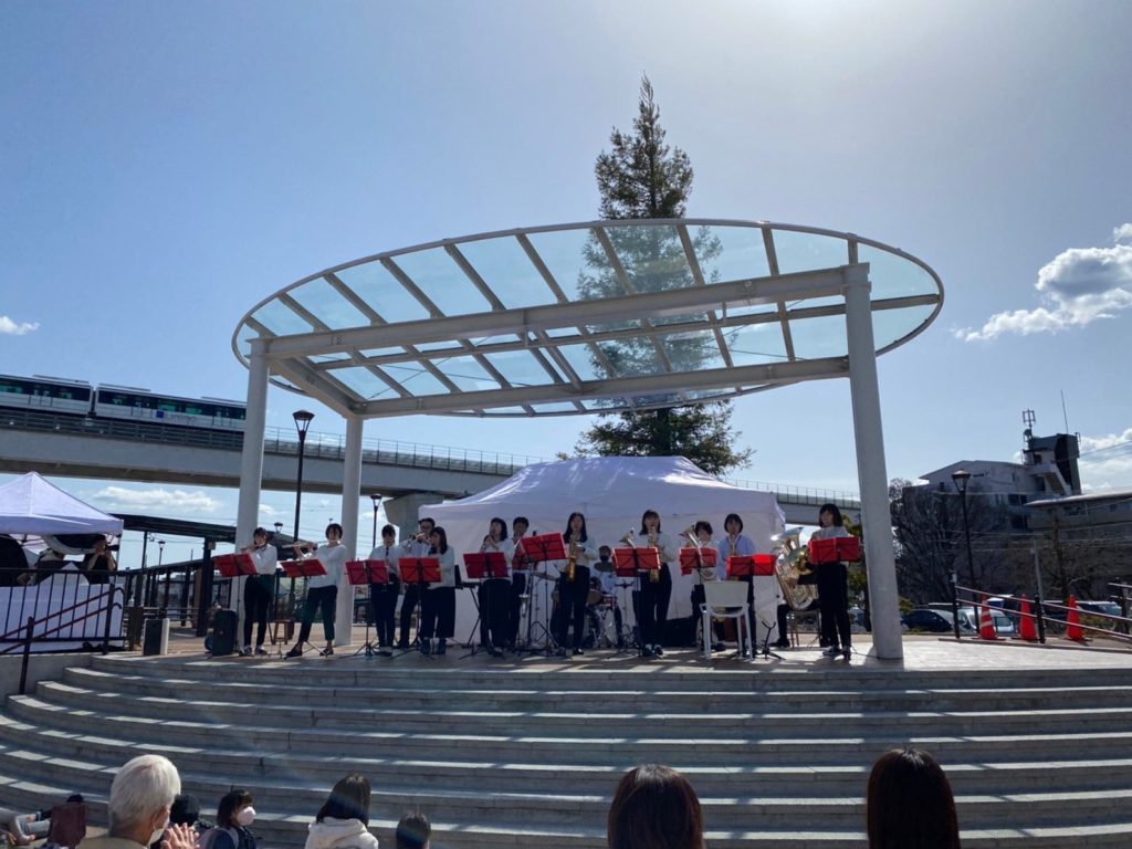 愛知県長久手市のリニモテラス公益施設で演奏｜吹奏楽団-響-